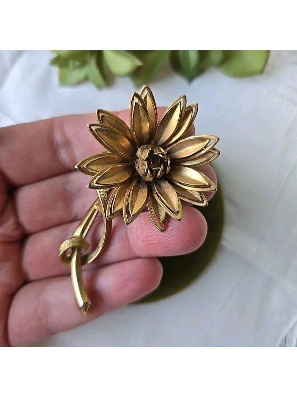 Vintage Gold Tone Flower Pin Brooch EUC